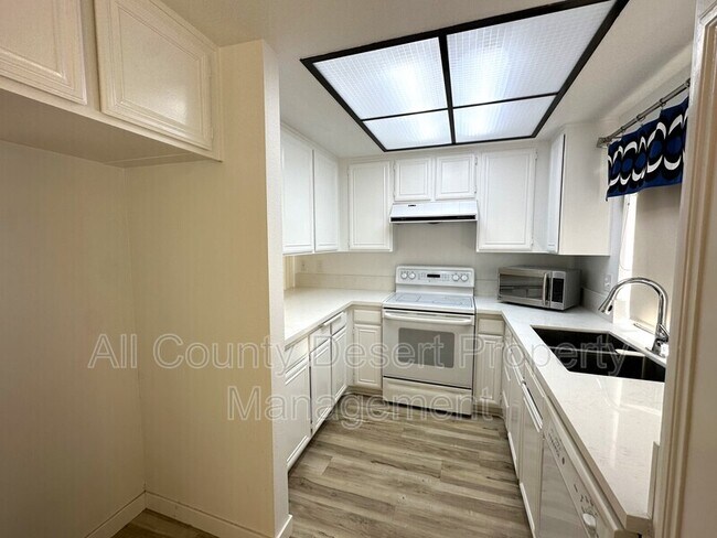 Building Photo - 1675 N Fairway Cir E