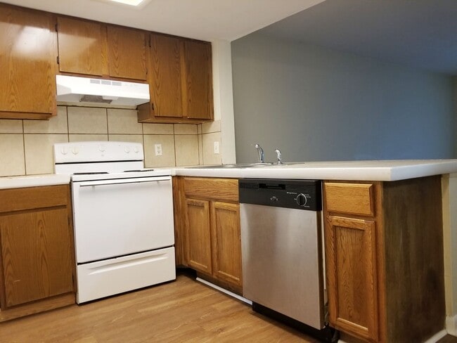 Building Photo - *MUST SEE* Southside Condo with Pool