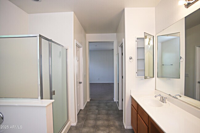 Building Photo - 1090 W Caroline Ln