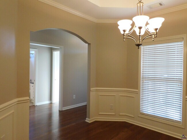 Building Photo - 703 Post Oak Way