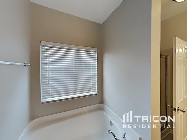 Building Photo - 4620 Van Leer Ct