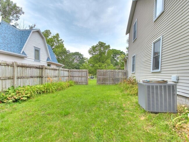 Building Photo - Spacious 5BR Home Near Drake — Porch, Garage & Tons of Space