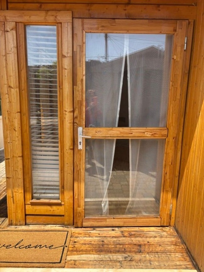 Building Photo - Remodeled 3 Bed 3 Bath House with Jacuzzi ...