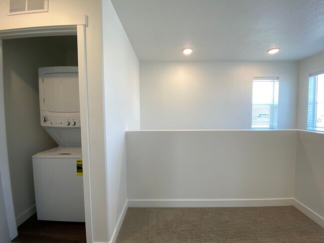 Building Photo - Two-story Single Family Home on Riverside.