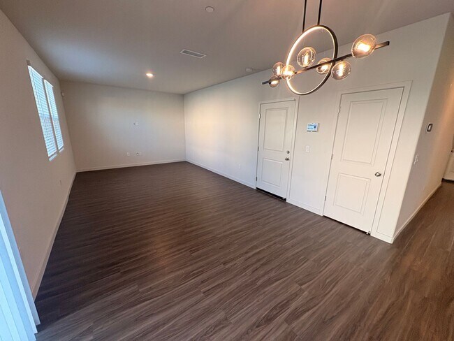 Building Photo - Beautiful Home for rent in Hanford, Ca