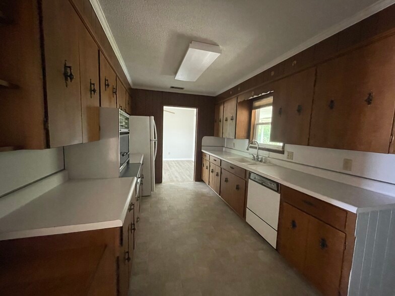 Building Photo - 213 E Pecan Rd