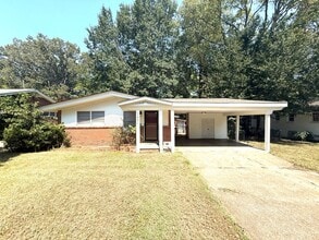 Building Photo - ** 3 Bed 2 Bath located off Perry Hill rd ...