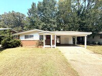 Building Photo - ** 3 Bed 2 Bath located off Perry Hill rd ...