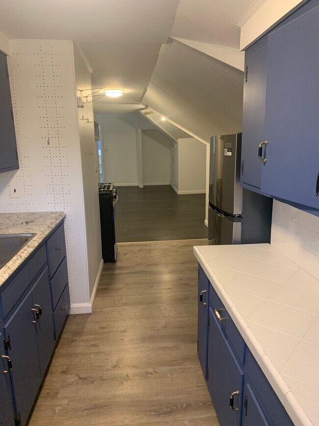 Building Photo - 16 Hillcrest Cir