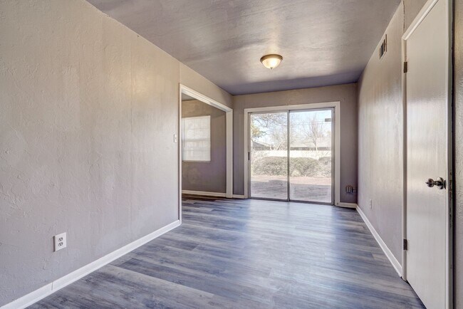 Building Photo - Stunning Remodeled 3-Bedroom Property