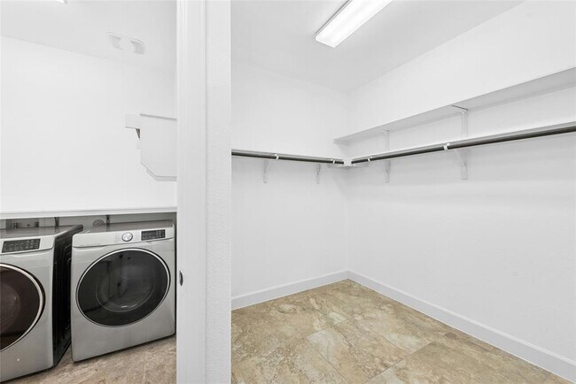 Building Photo - 404 Highland Village Dr