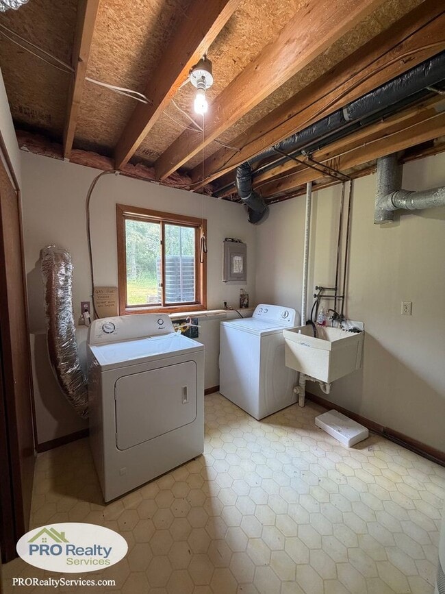 Building Photo - 5642 Royal Oaks Dr