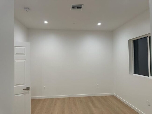 Building Photo - Stunning 3 Bedroom 2 Bathroom House for Re...
