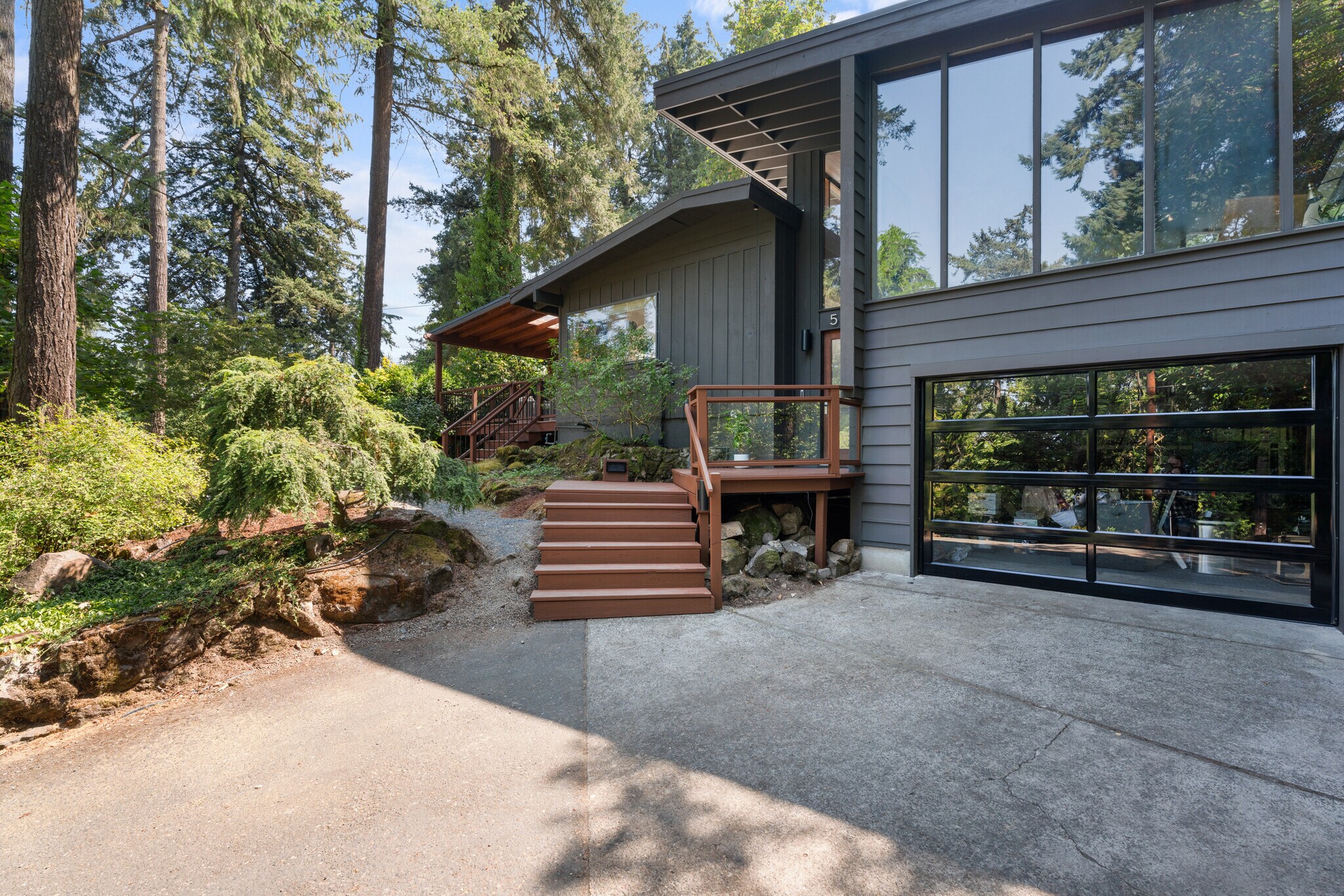 Building Photo - 570 Middlecrest Rd