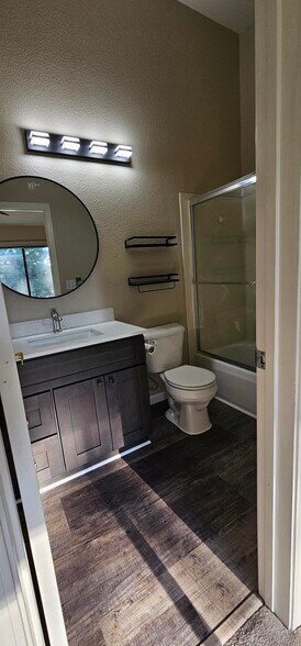 2nd full bathroom - 2600 Oak Rd