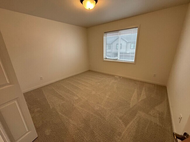 Building Photo - 3 Bed 3 Bath Townhome