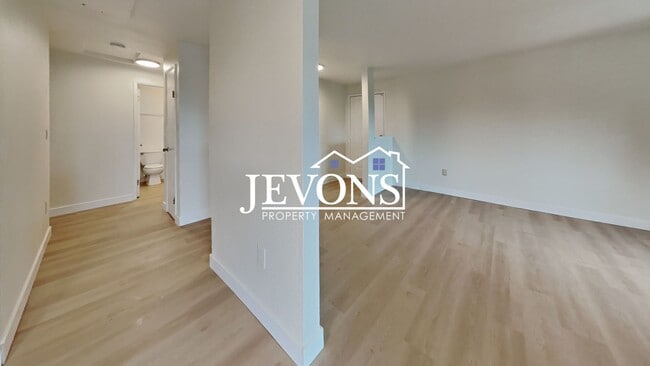 Building Photo - 2076 E 56th St