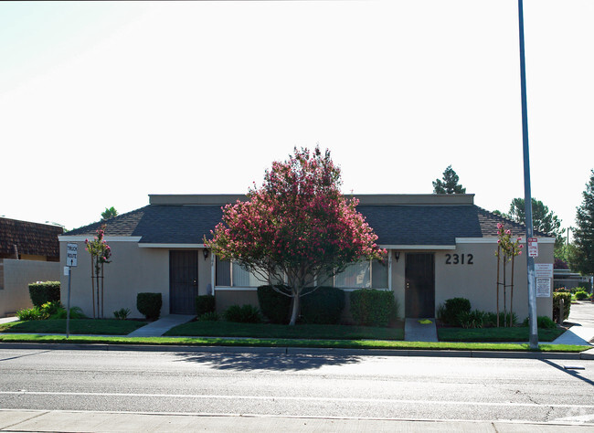 Building Photo - Oak Knoll Apartments