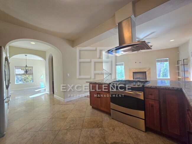 Building Photo - 3/3.5 Townhouse with 2 Car Garage, 2 Maste...