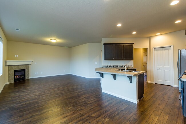 Building Photo - $500 OFF MOVE IN SPECIAL and WAIVED APPLIC...