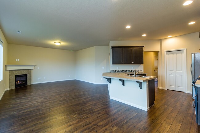 Building Photo - Move In Ready - 5 bedroom 3 Bath Townhome ...