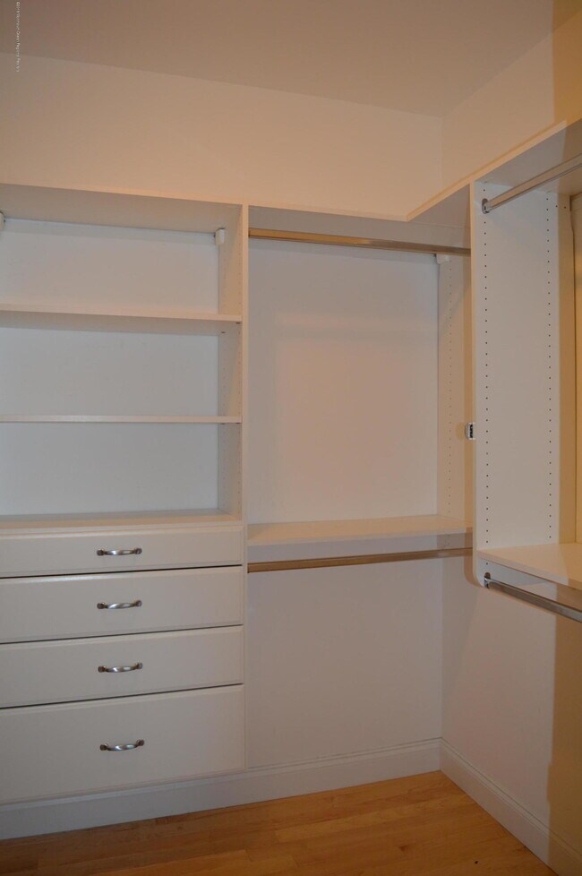 Building Photo - 606 Park Ave