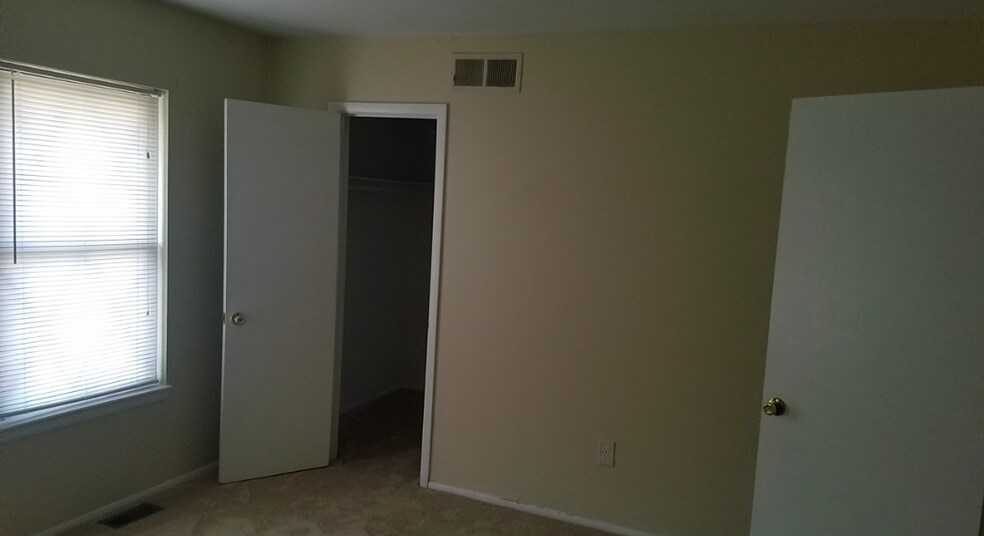 Building Photo - 4 Chelsea Cir