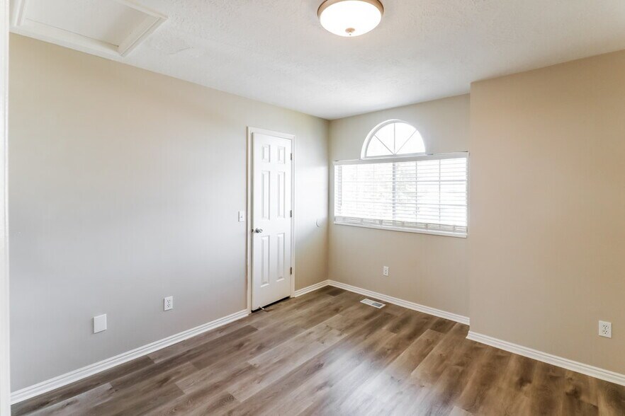 Building Photo - 5831 S Clear Vista Dr