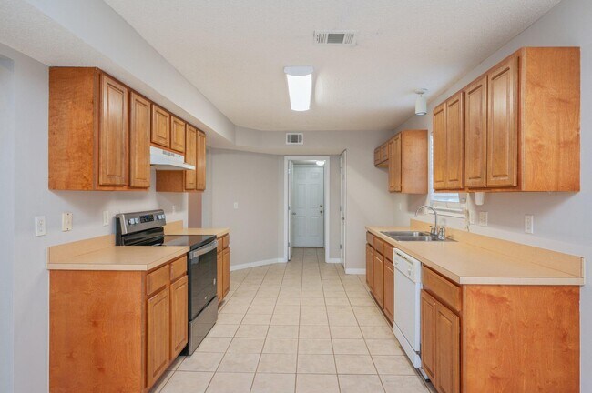 Building Photo - 546 Tikell Dr