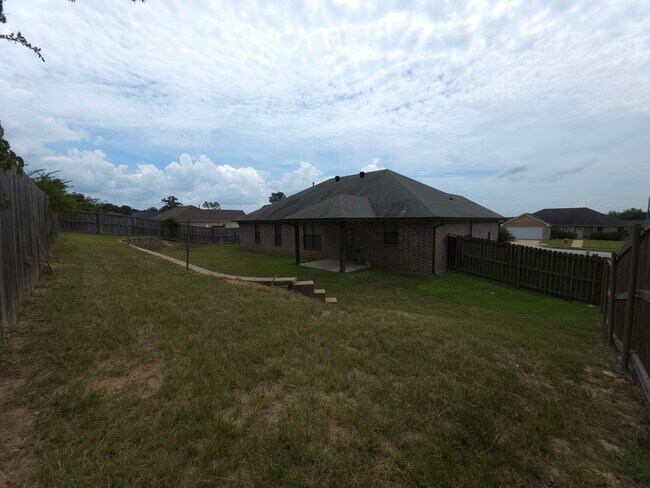 Building Photo - BEAUTIFUL and SPACIOUS 3-bedroom, 2-bathro...