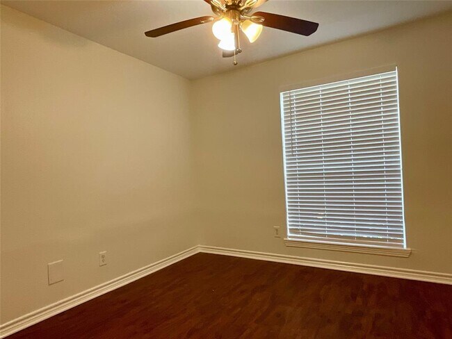 Building Photo - 4243 Bermuda Dr