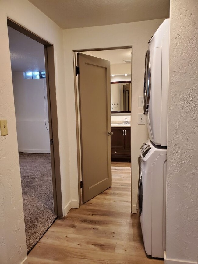 Building Photo - 2 Bedroom 1 Bath Lakefront w/all utilities and lawn care included