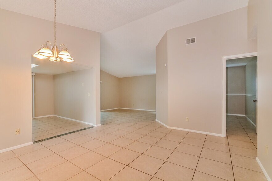 Building Photo - 1448 La Paloma Cir