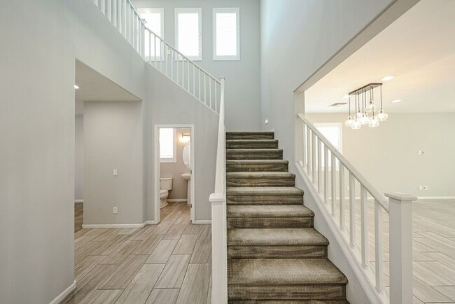 Building Photo - Beautiful 5bedrooms-2Baths Modern Style Home!