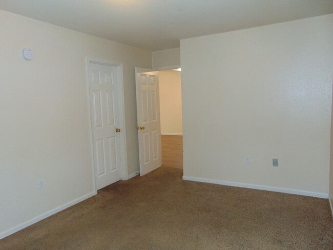 Building Photo - Nice 4 Bed 2 Bath Duplex In Valley Creek!
