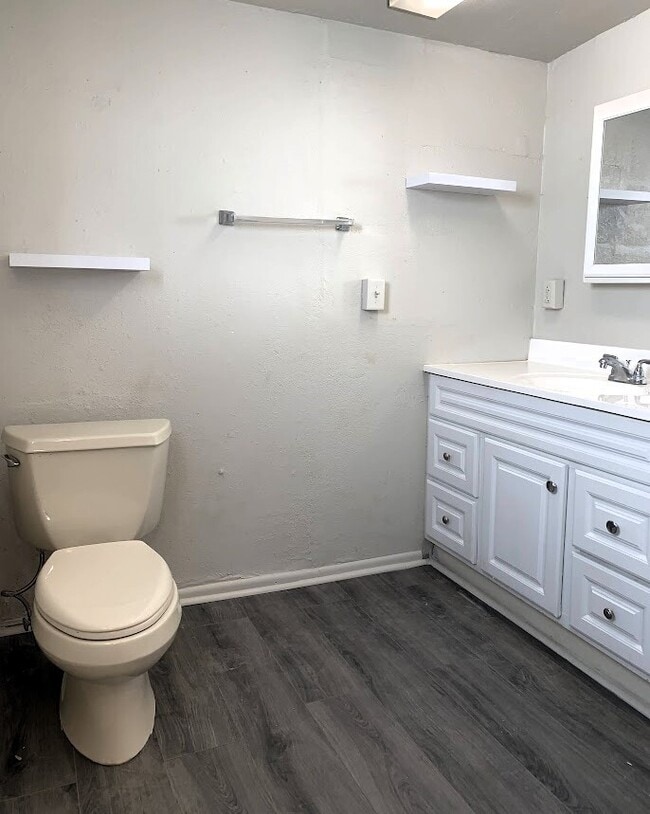 Building Photo - Downtown 1 Bedroom 1 Bath Bungalow