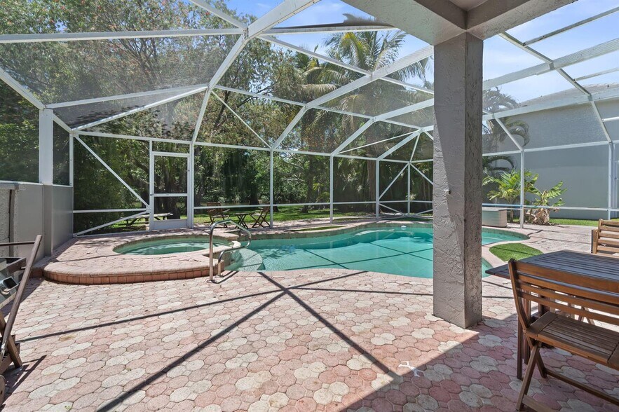 Building Photo - 1527 S Club Dr