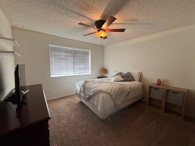 Building Photo - 3 Bedroom - 2 Bath Home
