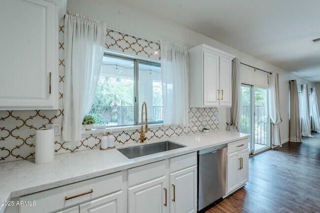 Building Photo - 2744 E Donato Dr
