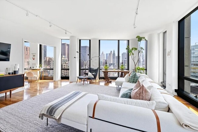 Building Photo - 101 Warren St