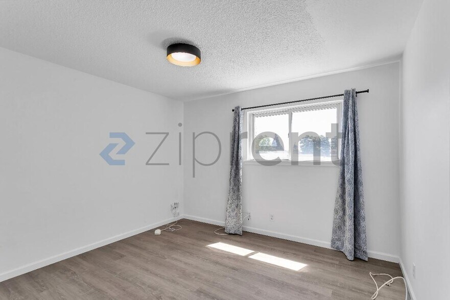 Building Photo - Unit