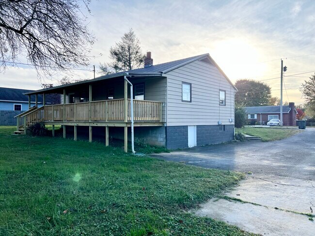 Building Photo - 818 Mulberry St