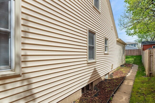 Building Photo - 5705 Logan Ave S