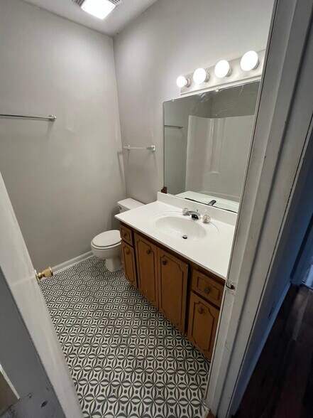 Full bathroom - 1111 Emmett St