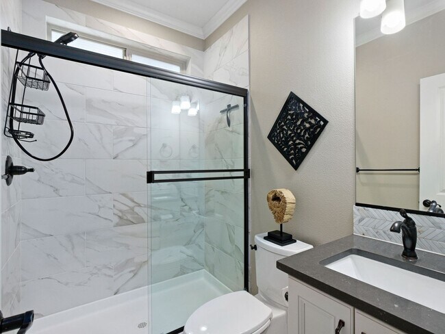 Building Photo - Beautiful & Bright Newer Home with Luxurio...