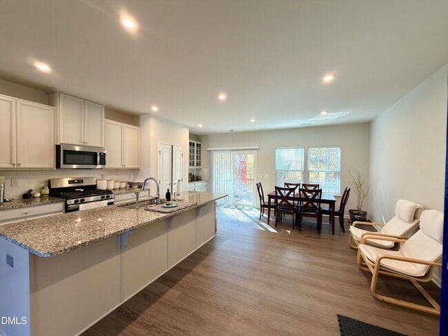 Building Photo - 1110 Romeria Dr