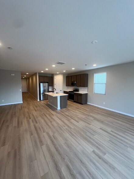Building Photo - 946 W Macaw Dr