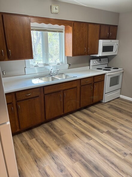 Building Photo - 322 W 5th St