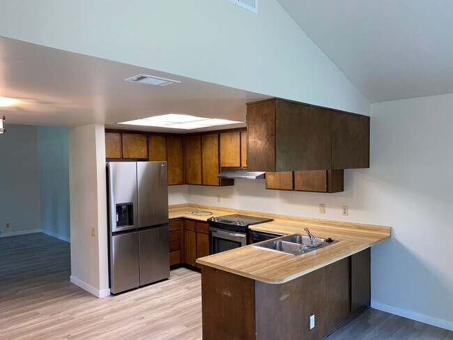 Building Photo - 2720 Summerfield Dr