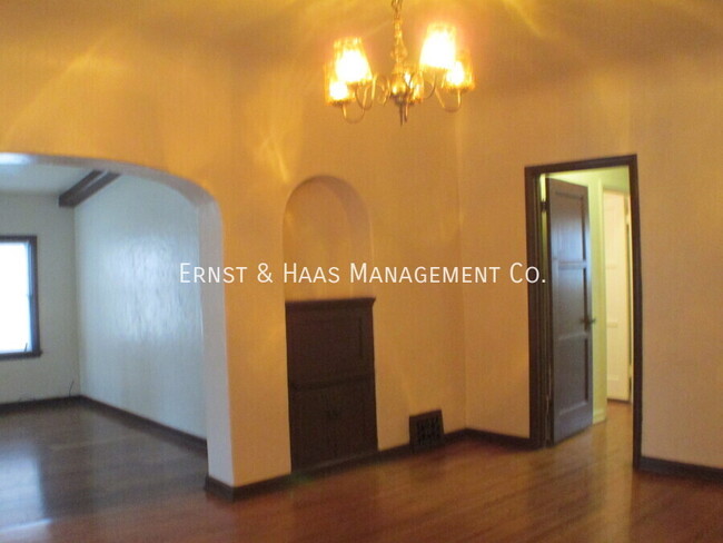 Building Photo - Lovely Spanish Styled Lower Duplex Unit in...